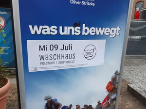 Filmplakat: Was uns bewegt - Mittwoch 09. Juli im Waschhaus Potsdam. Eine Reisegruppe mit viel Gepäck.