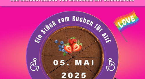 Logo: pinker Hintergrund, ein lila Kreis in der Mitte, in diesem Kreis ein Kuchen von Oben. Darunter Hilfsmittel, Blindenstock, Rollator, Unterarmstützen und ein Lastenfahrrad