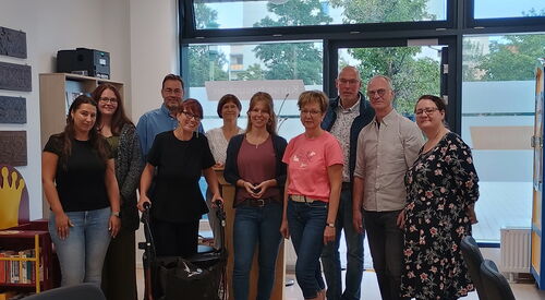 Gruppenbild: 7 Frauen und 3 Männer. In einem Veranstaltungsraum.