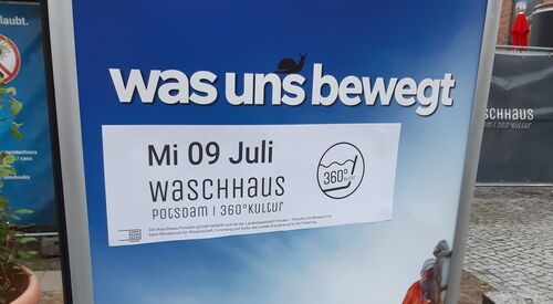 Filmplakat: Was uns bewegt - Mittwoch 09. Juli im Waschhaus Potsdam. Eine Reisegruppe mit viel Gepäck.