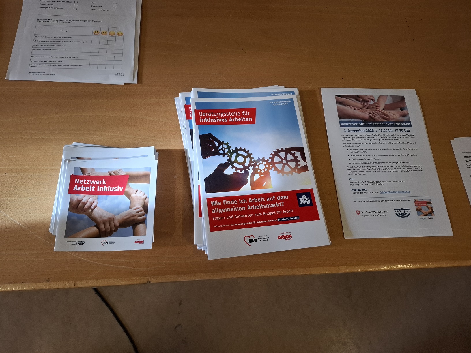 Info-Material über das Netzwerk Arbeit inklusiv, Proschüre über inklusives Arbeiten und Einladung zum inklusiven Kaffeeklatsch.